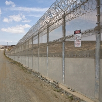 Arizona to Use Prisoners and Private Donations to Build Border Fences