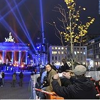 MTV Celebrates Fall of Berlin Wall by Building 6-Foot Barrier to Keep Away Fans